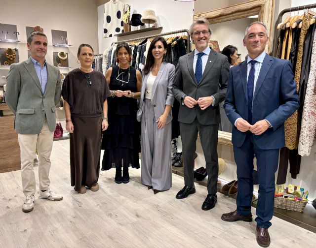 El consejero de Empresa visita varios comercios de proximidad que se han modernizado con el Plan de Mejora de la Cámara de Comercio