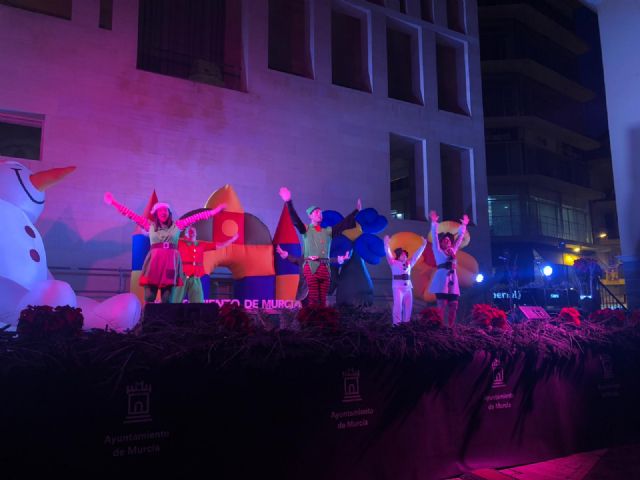 Miles de personas dan la bienvenida a Papá Noel en una plaza Belluga abarrotada