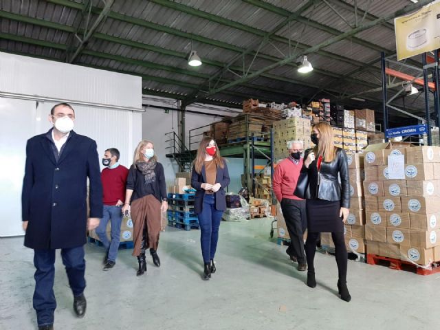 El servicio de limpieza y recogida de residuos dona cerca de 2.000 kilos de productos al Banco de Alimentos del Segura