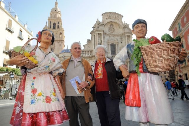Un huertano y una huertana reciben a murcianos y turistas en la Plaza de Belluga
