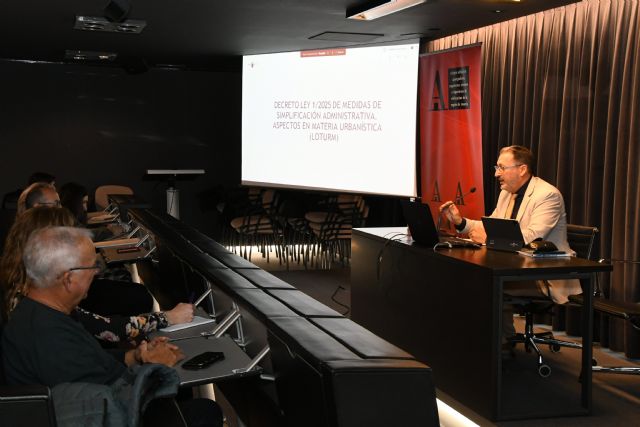 La Comunidad expone al Colegio de Aparejadores las principales medidas de simplificación administrativa en materia de urbanismo