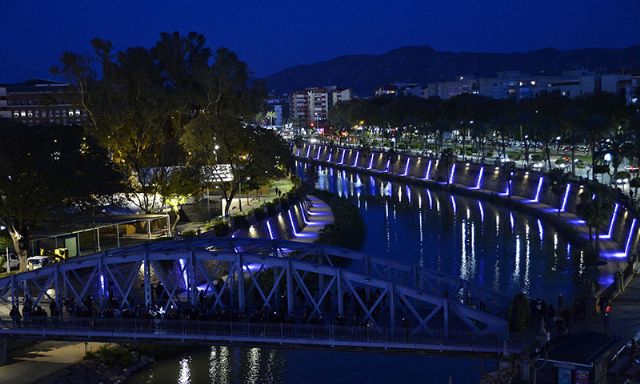 Murcia conmemora el Día Internacional de Sensibilización del Síndrome de Noonan iluminando de azul y rosa el cauce del Río Segura
