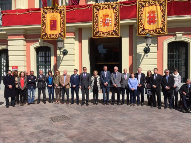 Unidad de todos los grupos del Ayuntamiento de Murcia contra los ataques terroristas en Bruselas