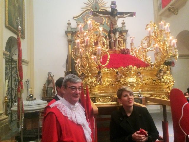 La consejera Noelia Arroyo asiste a la salida de la procesión de Los Coloraos