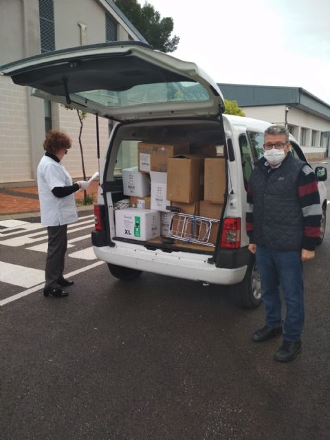La UCAM dona más de 3.300 batas quirúrgicas y calzas, y elabora protecciones faciales en 3D