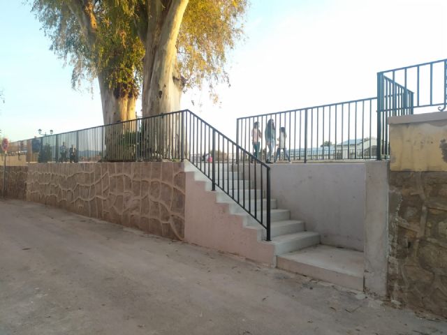 El Ayuntamiento restaura un tramo del muro del Malecón dañado por las raíces de un eucalipto junto a la Aljufía