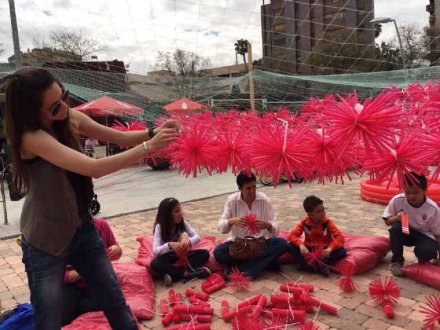 Decenas de niños transforman el jardín de La Fama con su creatividad