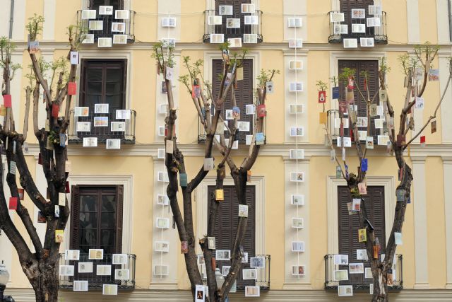 El Museo Ramón Gaya viste la Plaza de Santa Catalina con portadas de ´El Quijote´ y retratos de Cervantes para celebrar el Día del Libro