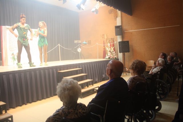 Más de 100 mayores disfrutan de la magia y fantasía del teatro en Barriomar
