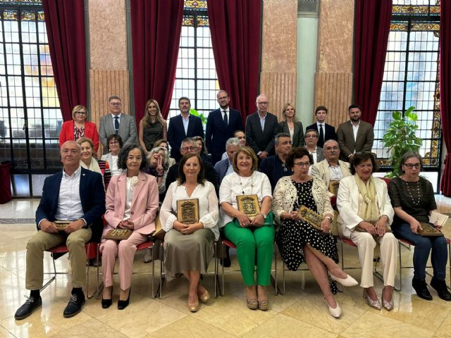 El Ayuntamiento celebra el día de Santa Rita rindiendo homenaje a los funcionarios jubilados en el último año