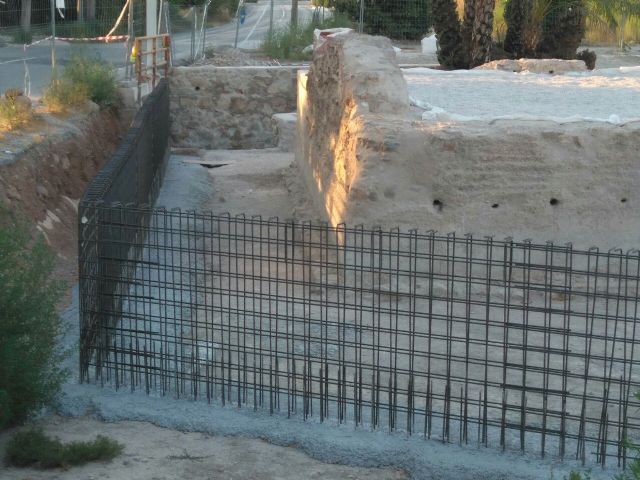 Huermur denuncia que van a encajonar entre muros de hormigón la torre islámica de Zarandona