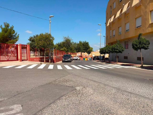 El Ayuntamiento ultima el repintado de los entornos de todos los colegios públicos del municipio para reforzar la seguridad ante el inicio del curso