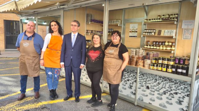 La inauguración del Mercado de Todos los Santos ya llena de aromas, dulces y tradición la Plaza de San Pedro de Murcia