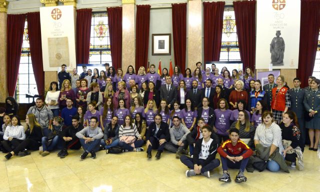 El Ayuntamiento premia a los voluntarios de los Puntos Violeta por su compromiso contra la violencia hacia la mujer