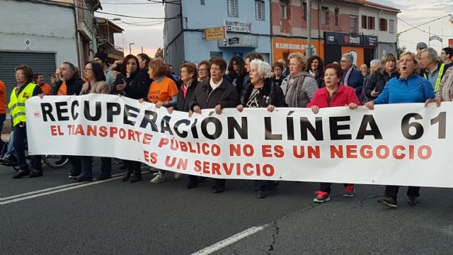 Centenares de vecinos cortan la carretera de El Palmar para exigir que la Consejería de Fomento restituya la Línea 61