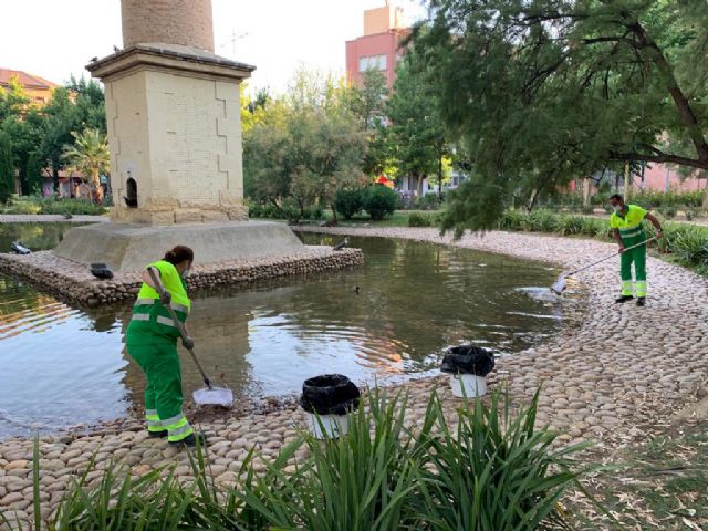 El Ayuntamiento trabaja en el mantenimiento de los más de 3.000 metros cuadrados del lago de la Seda