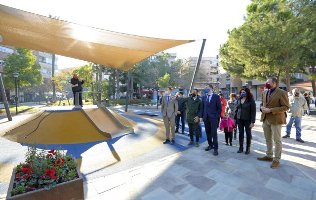El renovado jardín Pintor Pedro Flores estrena nuevas áreas deportivas y de juegos infantiles en el corazón del barrio del Carmen