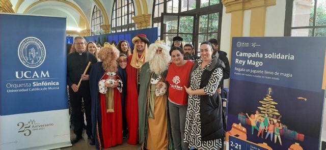 La UCAM entrega a Cáritas los obsequios de su campaña 'Ningún niño sin juguete'