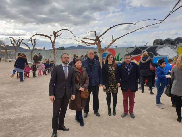 Más de 170 alumnos del CEIP Juan Carlos I de Llano de Brujas realizan un grafiti de más de 20 metros de longitud