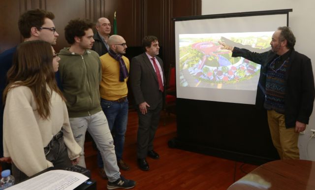 Muher explica en la UCAM cómo fusionará arte y domótica en el Museo del Tomate en China