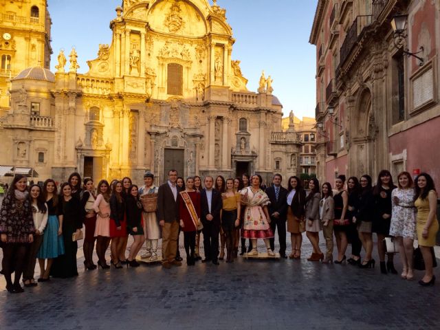 José Ballesta recibe a las candidatas a Reina de la Huerta en Belluga