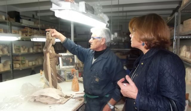 La directora de Comercio visita un taller de figuras artesanales de inspiración barroca en Puente Tocinos