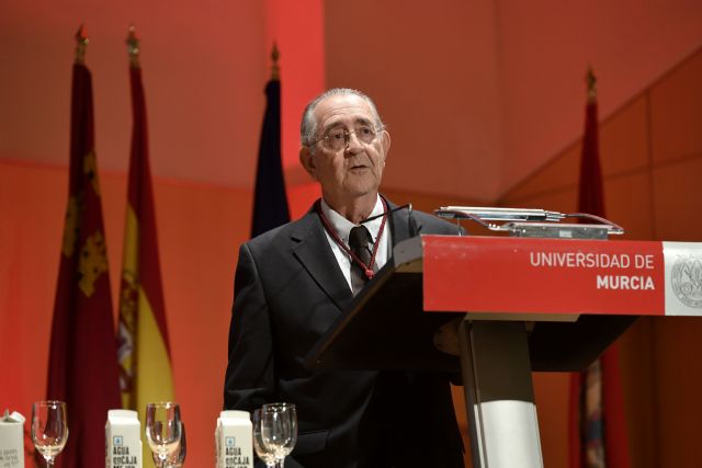 143 profesores de más de treinta universidades participan en el libro homenaje al profesor de la UMU Juan Roca