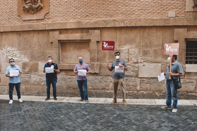 El Sindicato de Empleados Públicos (SIME) participa en la concentración en apoyo de la Directora de la Escuela Infantil de Santiago El Mayor