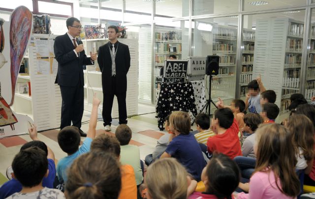 El Día de la Biblioteca más familiar atrae a mil murcianos a los centros municipales con actividades infantiles y clubs de lectura