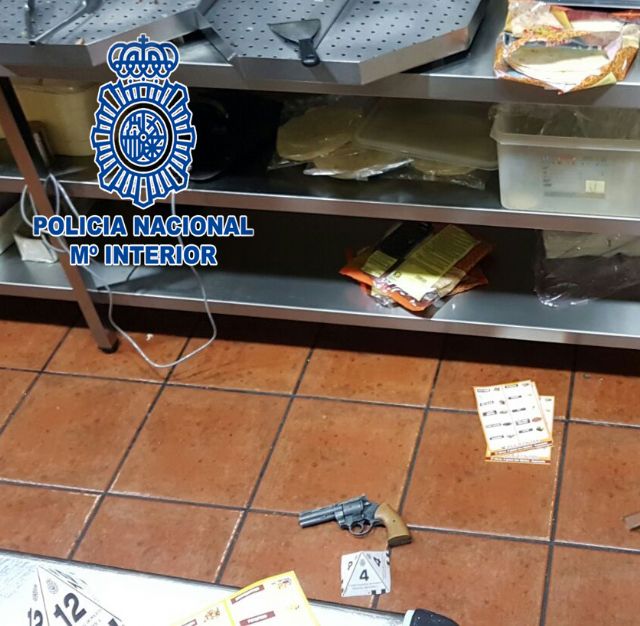 Detenidos los dos autores de un robo con violencia e intimidación con arma simulada en un Kebab