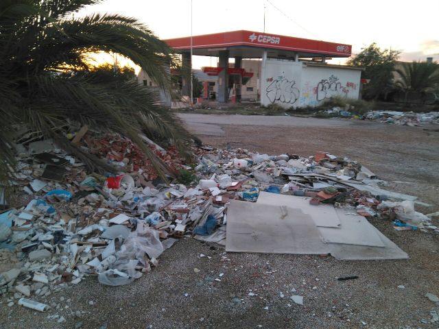 Ahora Murcia denuncia la existencia de una escombrera en plena huerta y que contiene amianto