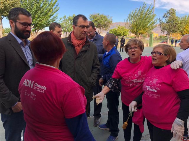 Los vecinos participan en el arreglo de la futura aula de estudio de El Raal