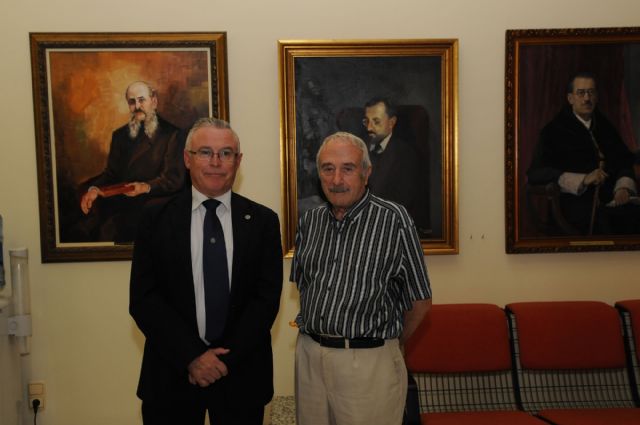 Muere José María Falgas, el artista que completó hace una década  la galería de Rectores de la UMU con los primeros Comisarios Regios de la institución