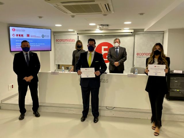El Colegio de Economistas premia a dos estudiantes del Grado en ADE de la UCAM