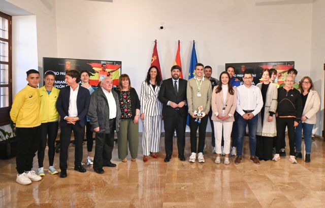 López Miras recibe al campeón del mundo Mariano García, 'ejemplo dentro y fuera de la pista'