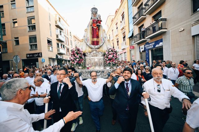 Fernando acompaña a la Virgen de la Fuensanta en el regreso a su santuario y le pide 'la lluvia que tanto necesitamos'