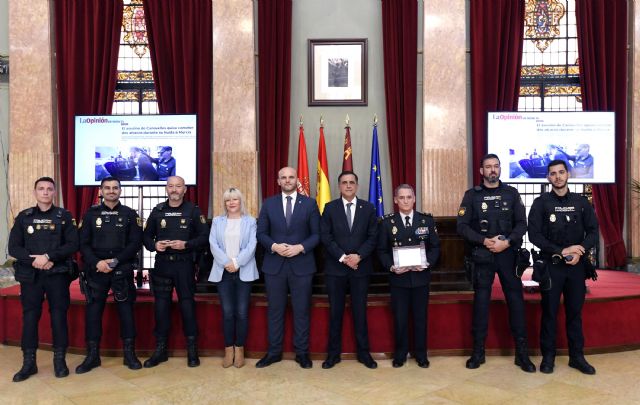 El Alcalde recibe a la Unidad de Policía Nacional que detuvo en la estación del Carmen al sospechoso de un asesinato