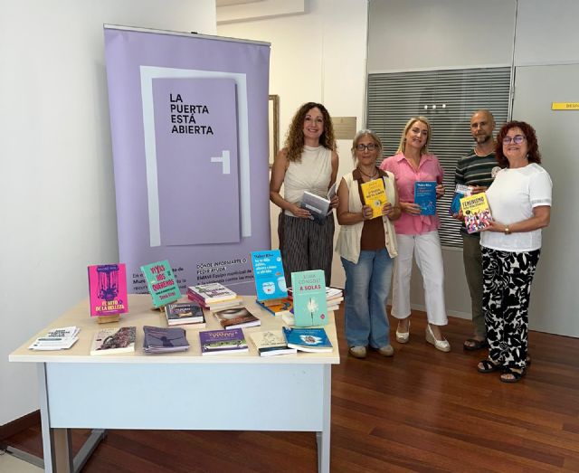 El Ayuntamiento impulsa la sensibilización contra la violencia de género con la donación de libros para los clubes de lectura en las bibliotecas