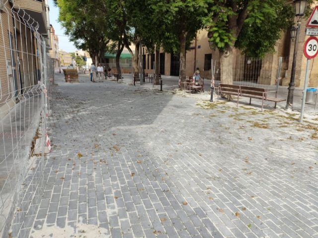 El Ayuntamiento renueva con más de 300 m² de adoquín la céntrica calle de la Iglesia de Patiño