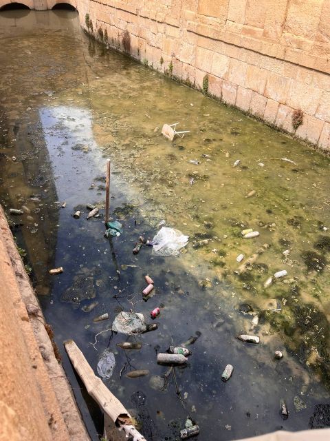 Huermur denuncia en Sanidad la insalubridad del canal de los Molinos del Río convertido en un vertedero