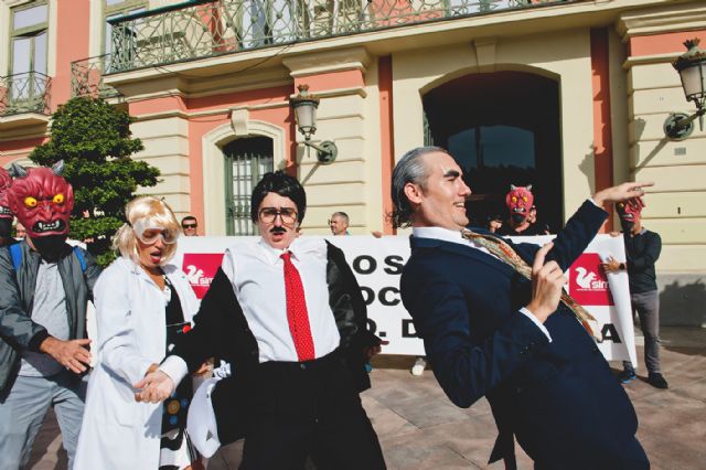 SIME: Alcatrón 3.0, la versión mejorada de nuestro alcalde artificial, recorre el centro de la ciudad interactuando con los vecinos