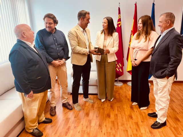 La consejera de Salud recibe a los responsables del hospital HLA La Vega, distinguido con un premio nacional a la excelencia en innovación en tecnología sanitaria