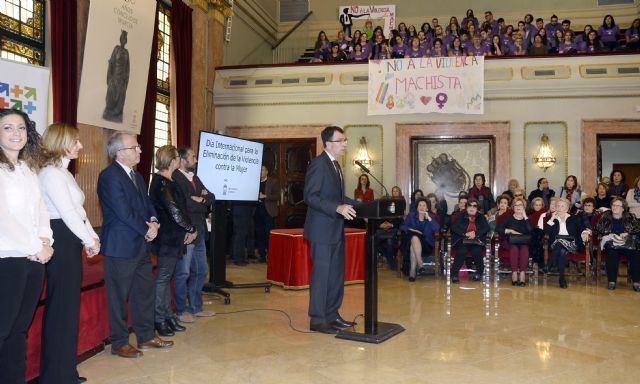 La Asociación Viudas Salzillo y el taxista que atiende a las mujeres maltratadas reciben los galardones 'Murcia en Igualdad'