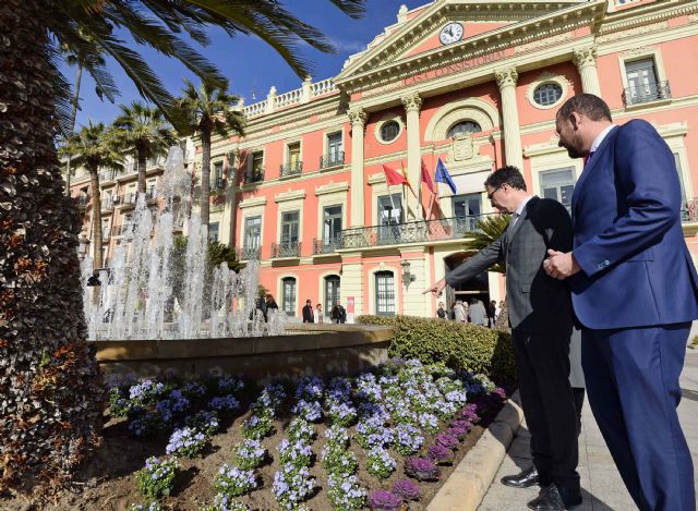 Más de 450 flores engalanan la Glorieta para simbolizar la erradicación de la violencia contra la mujer