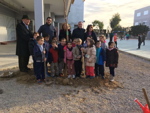 Alumnos del colegio Isabel Bellvís de Corvera plantan 30 moreras con motivo del día Mundial de la No Violencia y la Paz