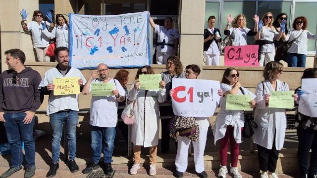 Podemos exige a Salud el reconocimiento profesional de las auxiliares de enfermería: 'son la base del sistema sanitario'