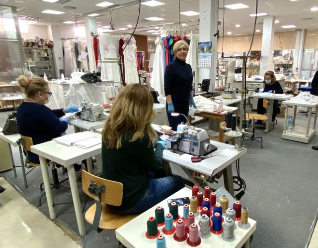 Miles de vecinos de barrios y pedanías de Murcia se vuelcan en la fabricación voluntaria de mascarillas