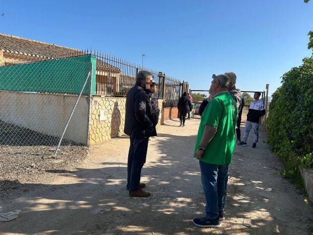 La presión social logra frenar temporalmente hasta el 12 de mayo el desahucio de una familia vulnerable en Sucina