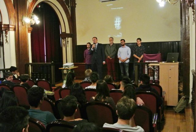 Los alumnos de los institutos del municipio aprenden a realizar un uso responsable de las redes sociales