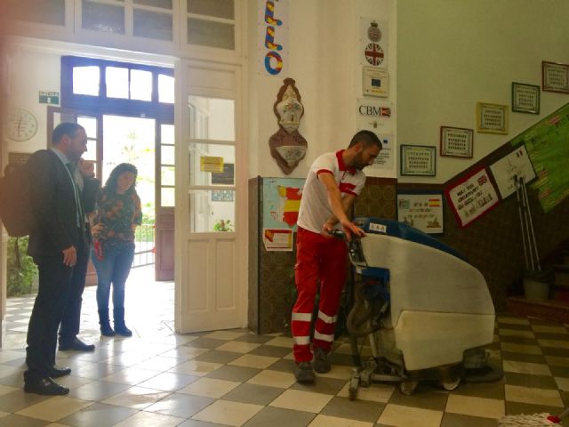288 operarios se encargan de realizar una limpieza en profundidad de todos los colegios del municipio